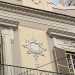 Dalla forma rotonda,  incastonata in una raffinata cornice floreale dal gusto baroccheggiante